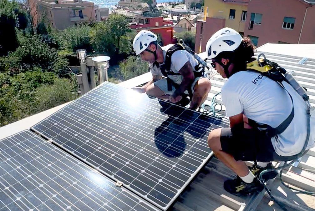 Bartoli fotovoltaico installazione du tetto - operai al lavoro