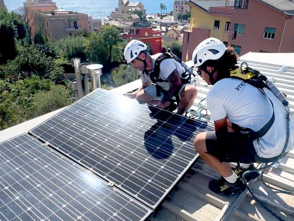 Bartoli fotovoltaico installazione du tetto - operai al lavoro