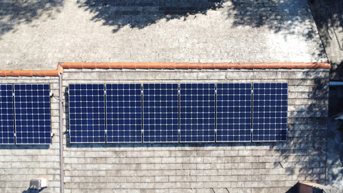 energia solare particolare di moduli fotovoltaici su tetto