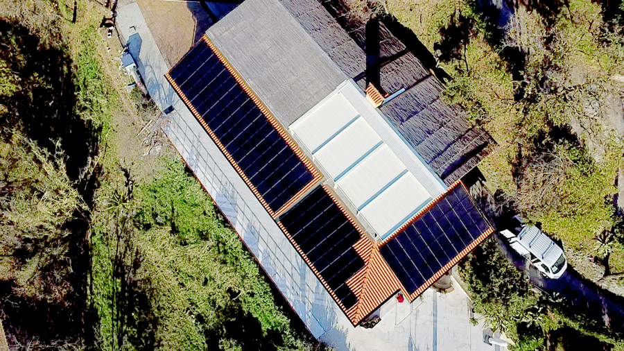 RIstorante Mea visione dall'alto del tetto con moduli fotovoltaici