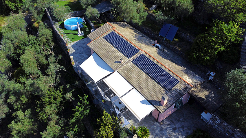 impianto-fotovoltaico-con-inverter - visione dall'altro dei pannelli solari