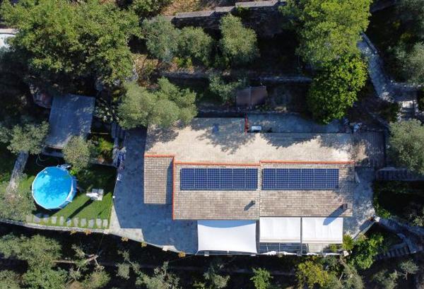 impianto fotovoltaico su tetto - visione dall'altro