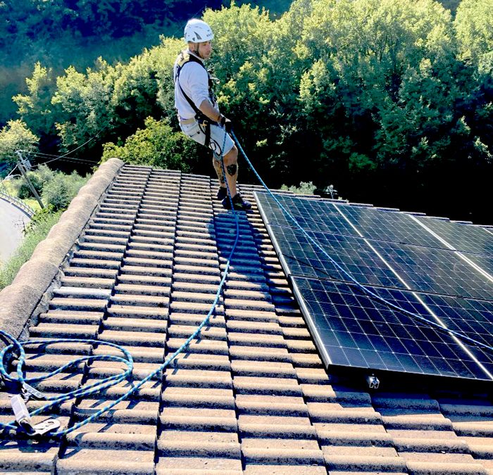 installazione impianto fotovoltaico su tetto - operaio al lavoro