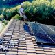 installazione impianto fotovoltaico su tetto - operaio al lavoro