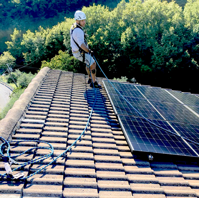 installazione impianto fotovoltaico su tetto - operaio al lavoro