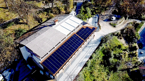 RIstorante Mea visione dall'alto del tetto con moduli fotovoltaici installati