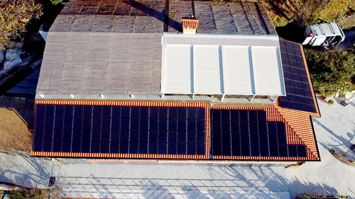 visione dall'alto del tetto RIstorante Mea con moduli fotovoltaici installati