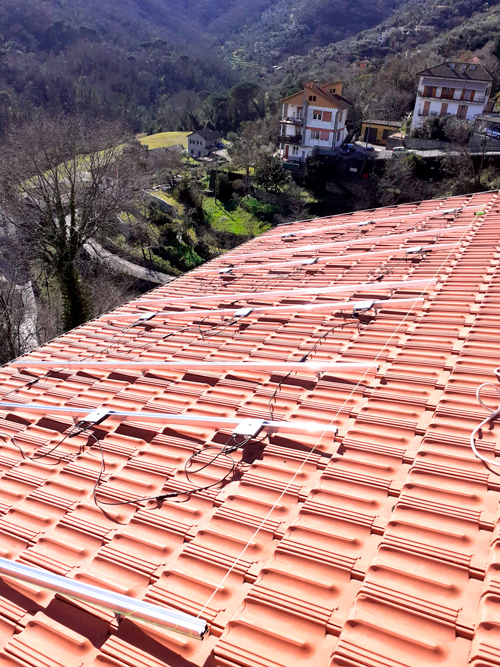 particolare di montaggio impianto fotovoltaico