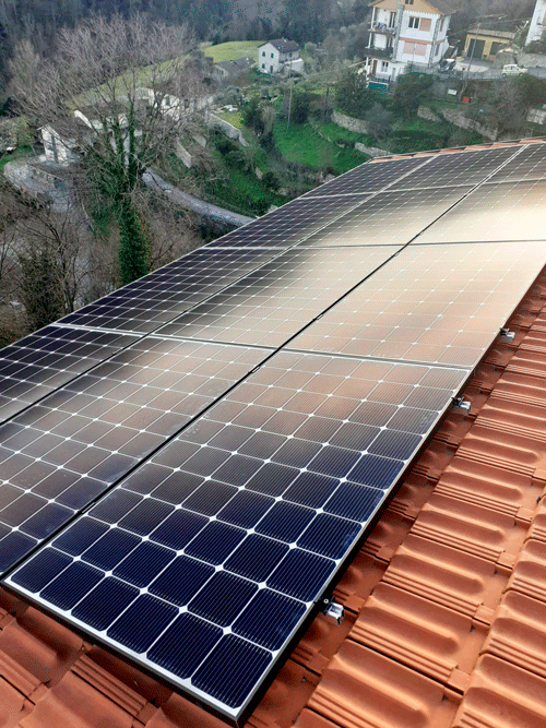 autonomia energetica: particolare di pannelli solari