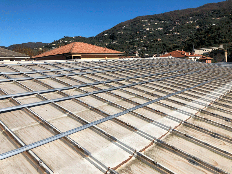 particolare dell'installazione di impianto-fotovoltaico